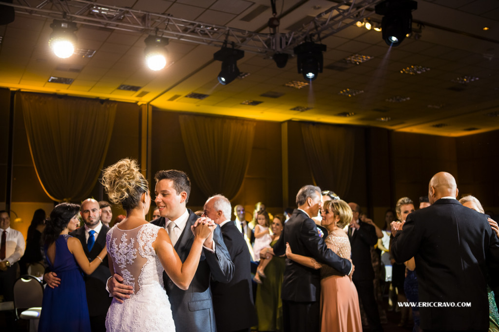 A dança dos noivos com o detalhe do vestido!