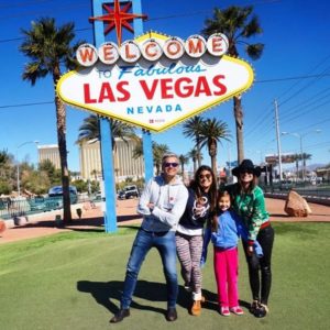 Flavia Alessandra e Otaviano Costa foram surpreendidos pelas filhas com cerimônia na famosa capela de Las Vegas!