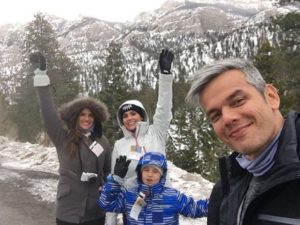 Flavia Alessandra e Otaviano Costa foram surpreendidos pelas filhas com cerimônia na famosa capela de Las Vegas!