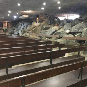 Gruta Nossa Senhora de Lourdes, em Alphaville, Barueri