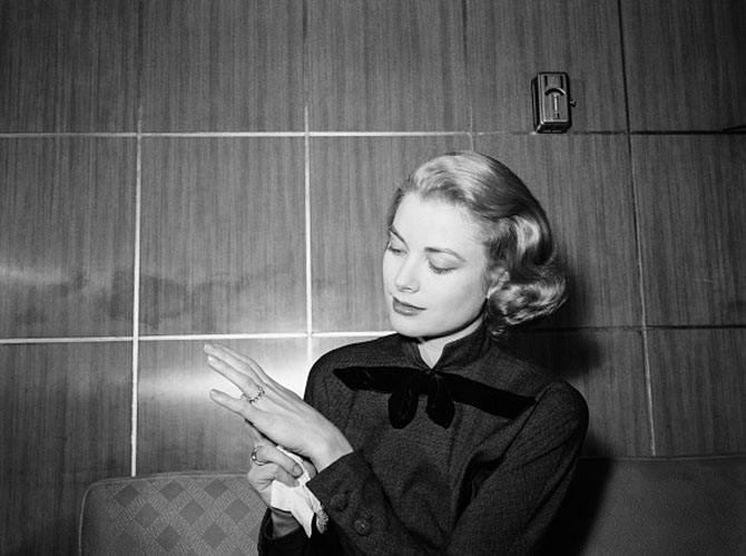 Grace Kelly mostrando seu anel de noivado de rubis e diamantes