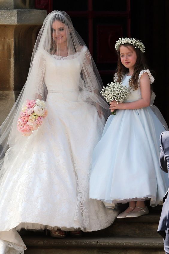 Geri Halliwell vestida de noiva chegando a Igreja Mary's Church para o casamento com Christian Horner 