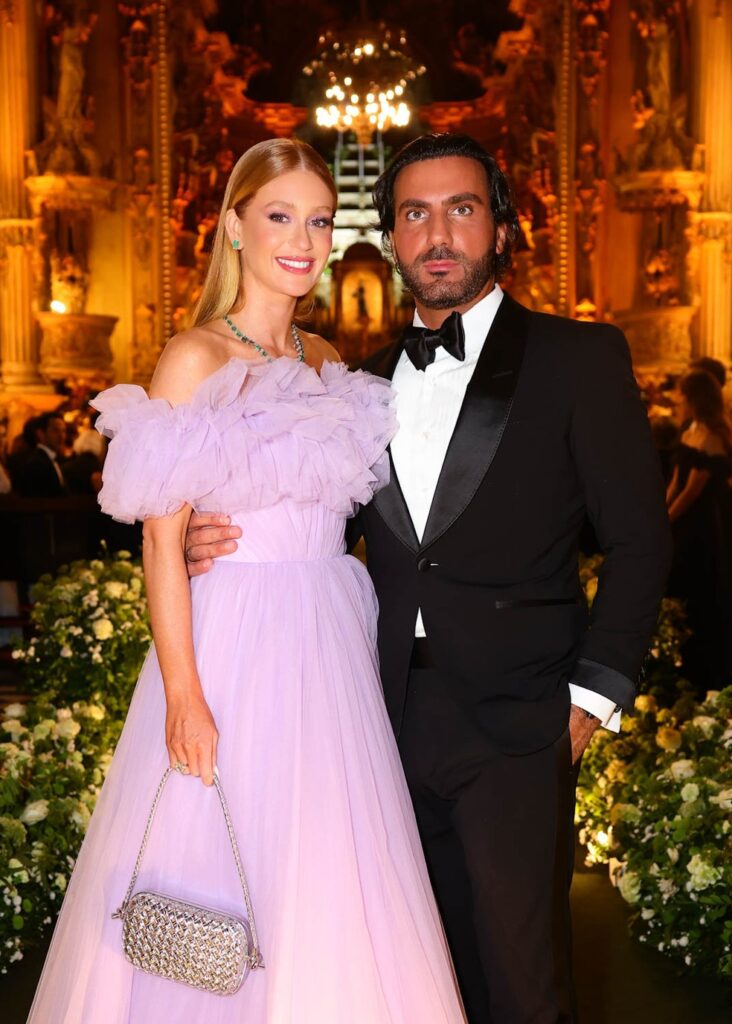 Marina Ruy Barbosa e o namorado como padrinhos em festa de casamento da amiga Paula Aziz